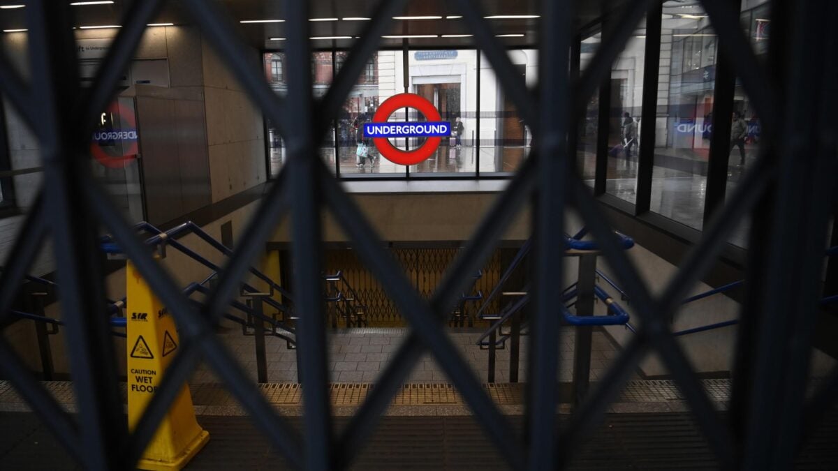 Londra islamizzata. La metropolitana è un girone infernale
