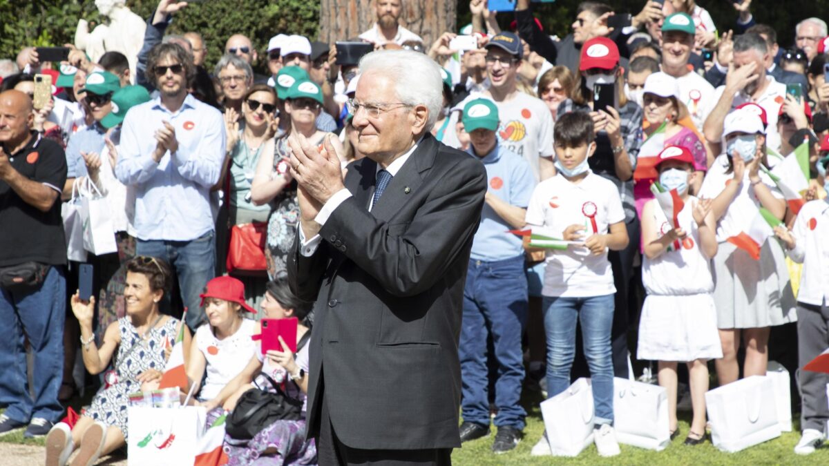 La malaparata di Mattarella con l’elmetto