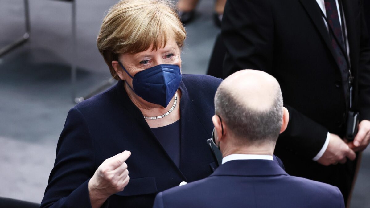 Alla fine si sveglia anche la Merkel ma l’Ue paga ancora la sua eredità