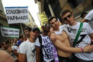 Sinistra e lobby gay hanno la licenza di odiare