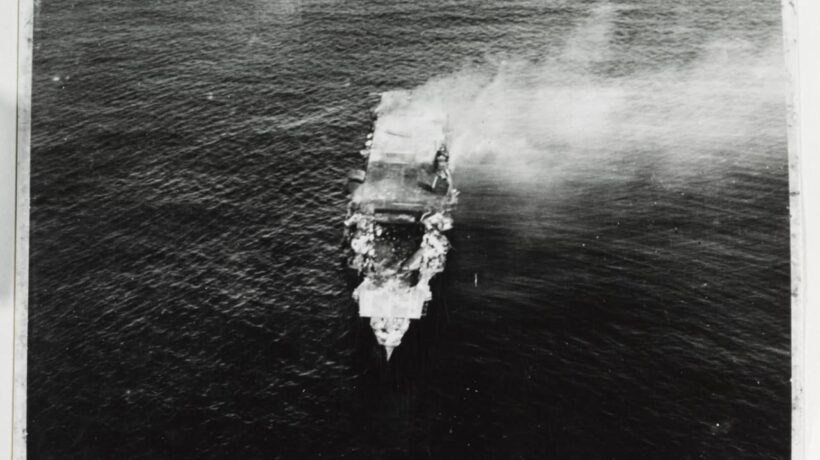 La portaerei giapponese Hiryu in fiamme (US Navy Archives)