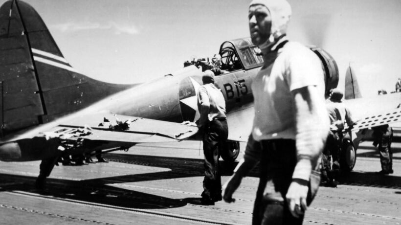 Un cacciabombardiere SBD-3 dauntless rientrato con evidenti danni agli impennaggi di coda (US Navy Archives)