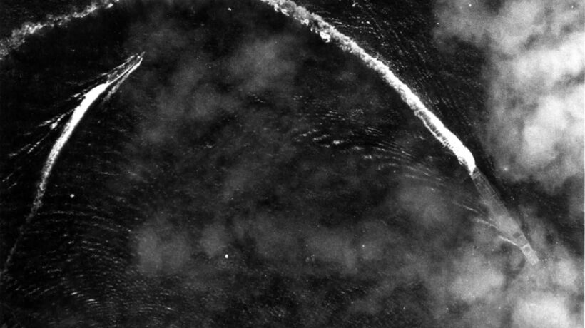 A destra in basso: la portaerei giapponese Akagi sotto attacco aereo americano. (Usaf Archives)