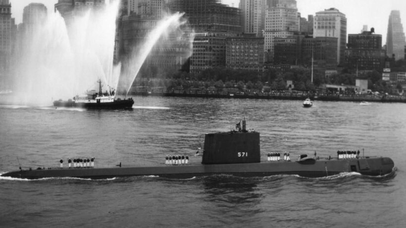 Il Nautilus salutato all'ingresso del porto di New York (US Navy Archives)