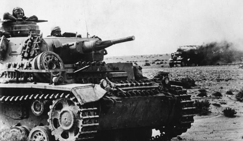 Panzer in azione a Ein El Gazala (Bundesarchiv)