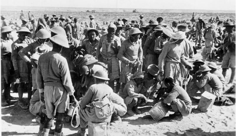 Prigionieri britannici dopo la presa di Tobruk (Bundesarchiv)