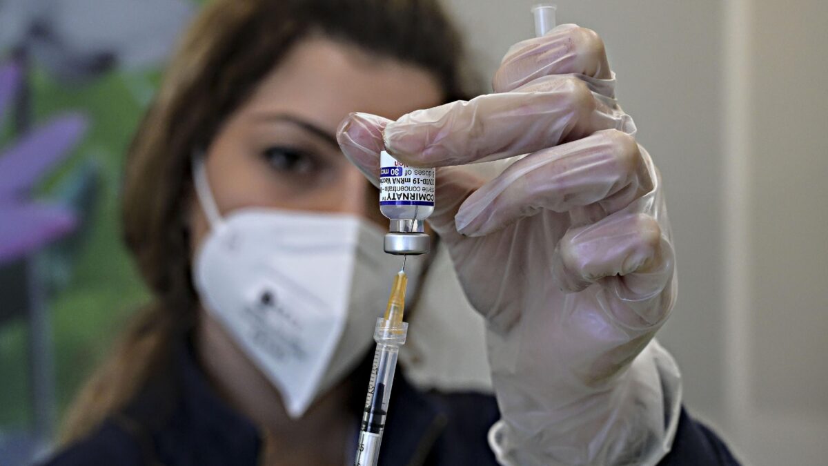 I no vax si contagiano di meno di chi ha tre dosi (o due recenti)