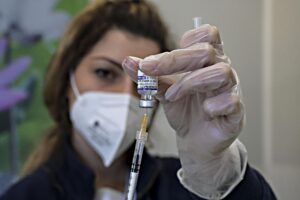 I no vax si contagiano di meno di chi ha tre dosi (o due recenti)