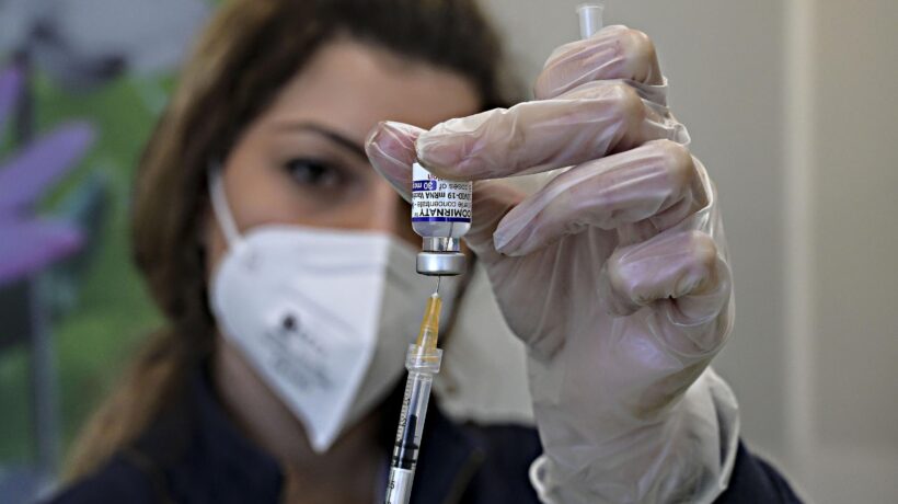 I no vax si contagiano di meno di chi ha tre dosi (o due recenti)