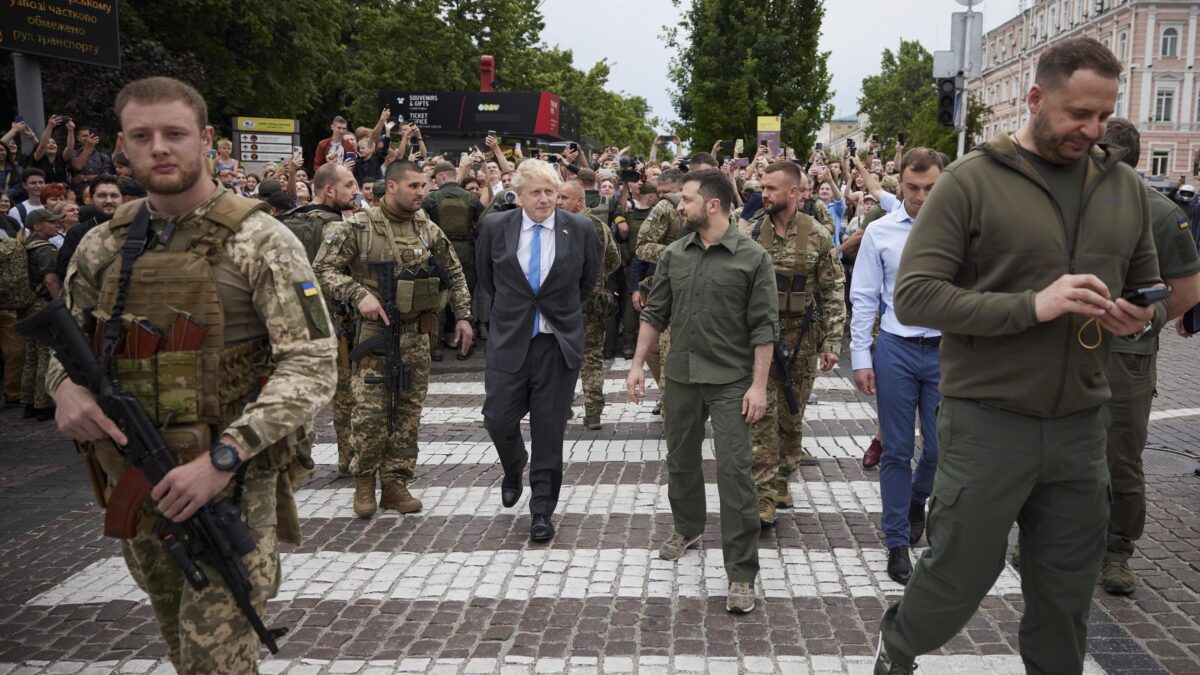 Macron e Scholz aprono al dialogo e BoJo va a Kiev per interromperlo