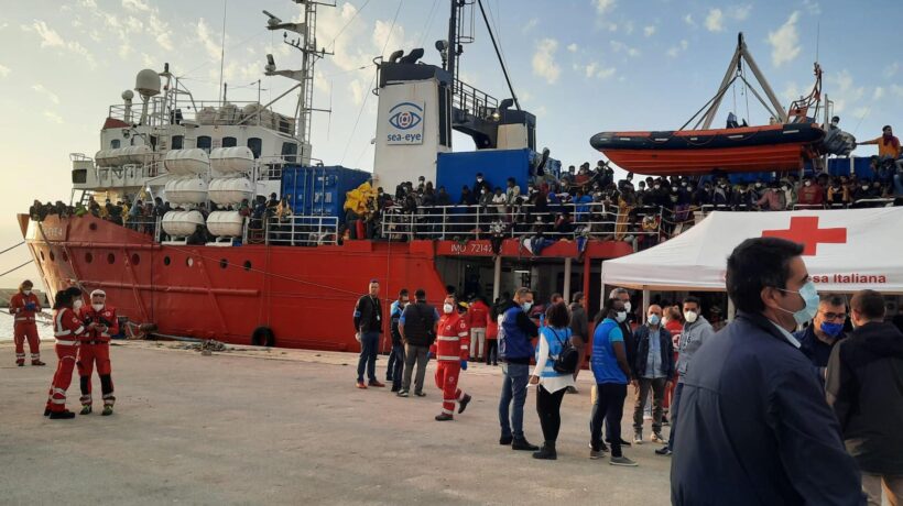 Le Ong ci impongono altri 600 clandestini. Hotspot al collasso e polizia allo stremo