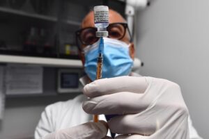 Vaccini,  contratti capestro: 2 dosi di troppo per italiano