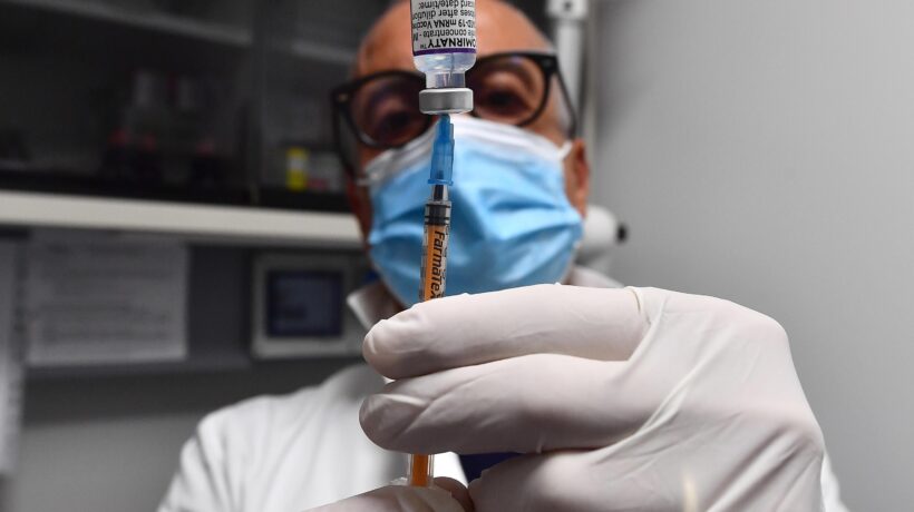 Vaccini,  contratti capestro: 2 dosi di troppo per italiano