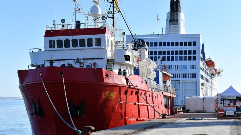 Taxi del mare in attesa con 850 clandestini
