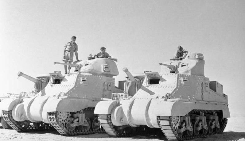 Due carri M-3 Grant britannici. Furono decisivi ad El-Alamein e fecero già notare a Tobruk la propria potenza di tiro (Iwm)