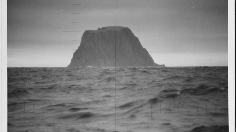Mare di Bering: vista della Fairway Rock dal periscopio del Nautilus (Us Navy Archives)