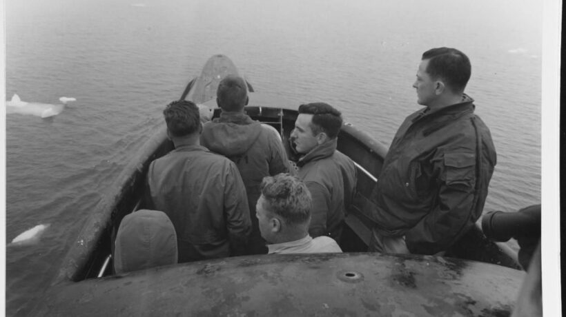 Gli ufficiali del Nautilus sul ponte prima di immergersi per la traversata sottomarina del Polo Nord (Us Navy Archives)