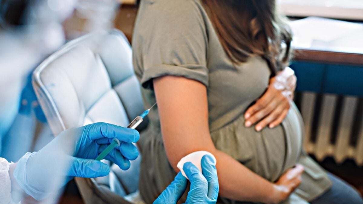 Anche Pfizer sconsiglia il siero alle gestanti