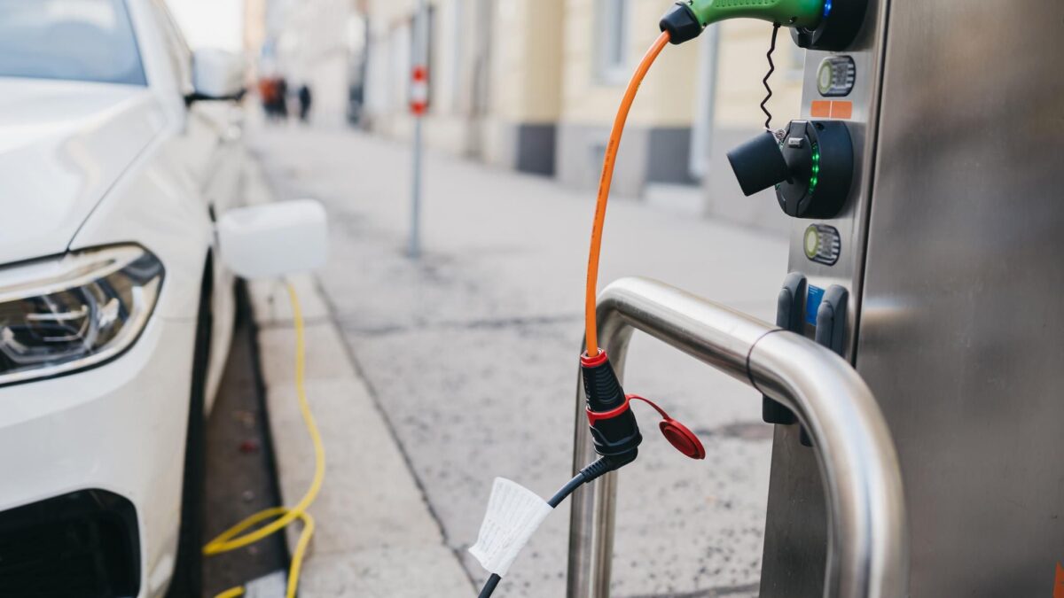 Le colonnine per l’auto elettrica ci costeranno almeno 5,2 miliardi
