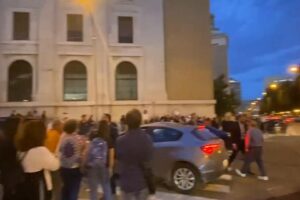 Conte contestato a Taranto
