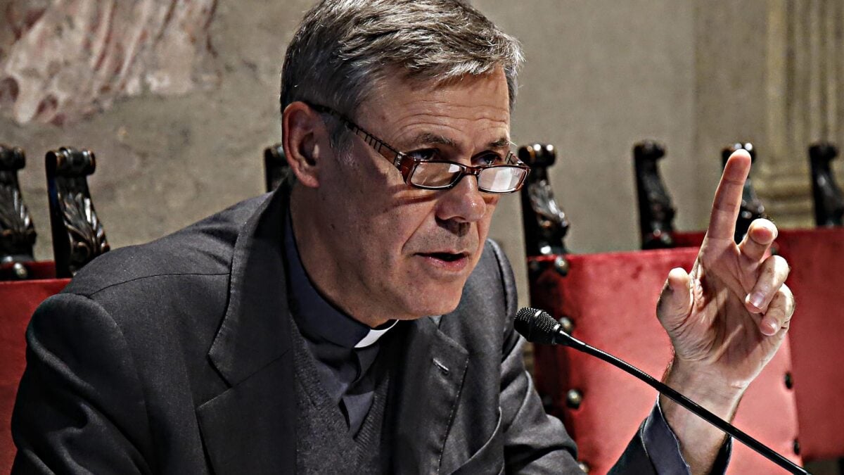 Il Pd arruola il prete che tifa eutanasia contro la Cei di Zuppi