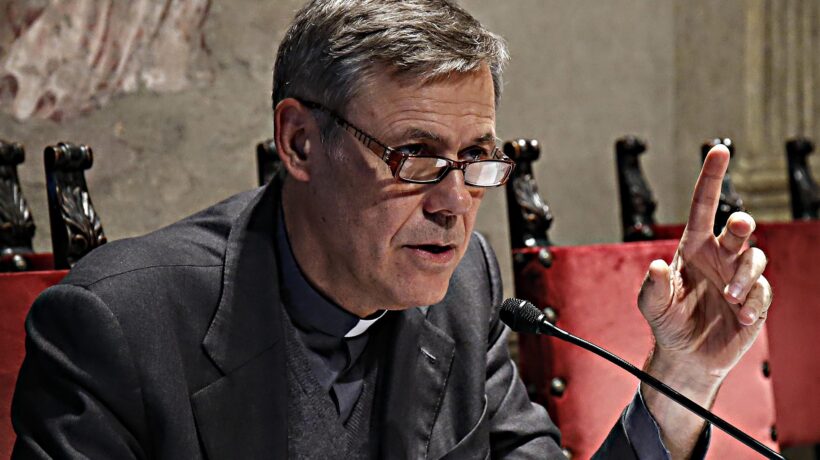 Il Pd arruola il prete che tifa eutanasia contro la Cei di Zuppi