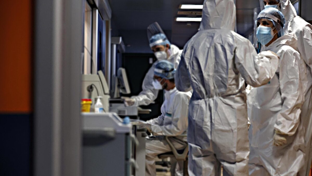 Booster obbligatori e circolari confuse. È caos medici guariti
