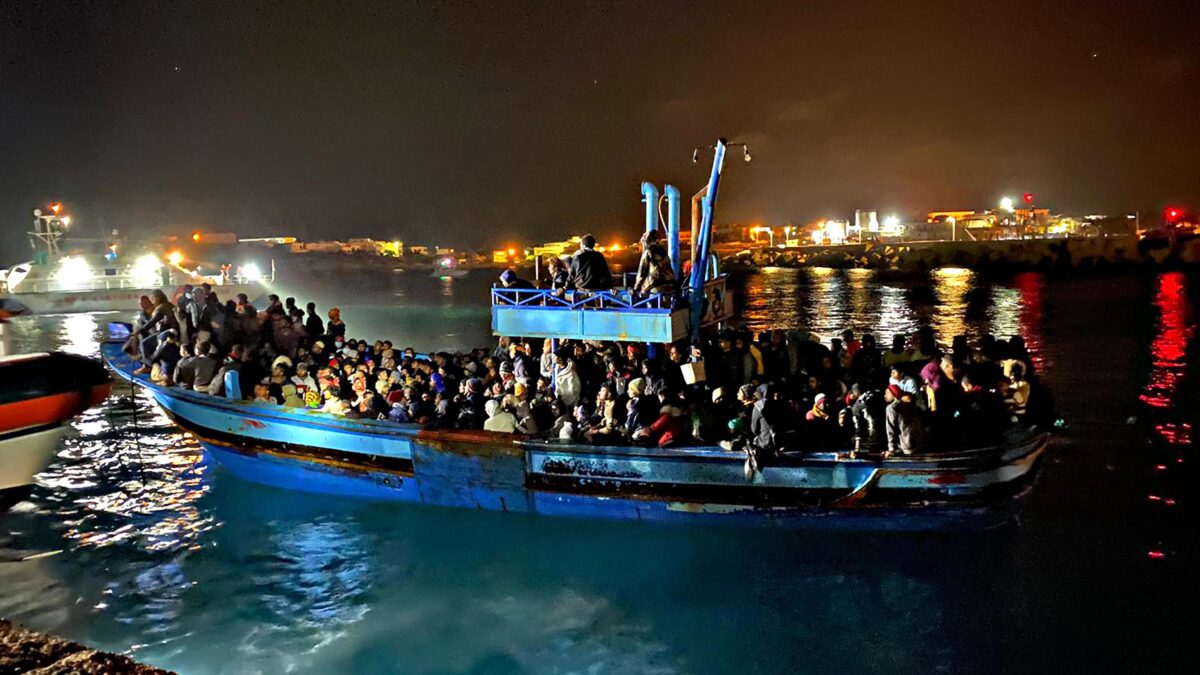 La Lamorgese fa promesse, l’Italia collassa