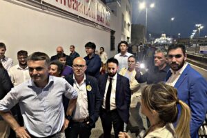 Gli antagonisti irrompono al comizio. A Genova la Lega costretta in strada