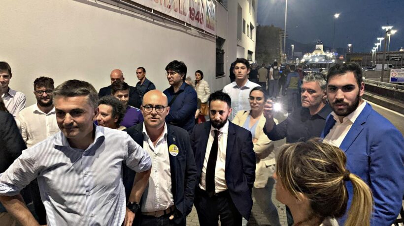 Gli antagonisti irrompono al comizio. A Genova la Lega costretta in strada