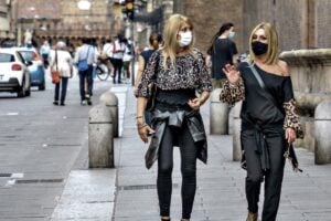 Voto in mascherina. E con l’inganno