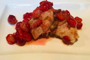 Cuciniamo insieme: medaglioni bardati in salsa di ciliegie