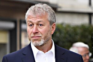 Divieto di viaggi e beni congelati. Ma ora Abramovich fa causa all’Ue