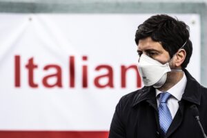 Mentre si corre verso la quarta dose sale la rabbia per il bavaglio a scuola