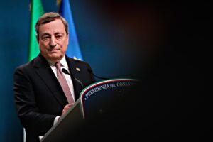 Draghi fa flop. Ma la stampa plaude in coro
