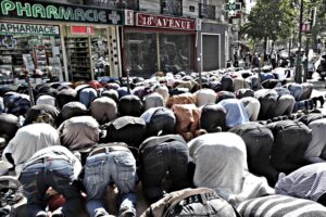 La Francia è preda degli appetiti islamici