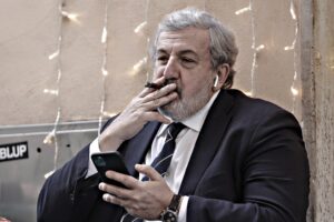 Emiliano ha assunto 126 centralinisti. Non sa dove metterli