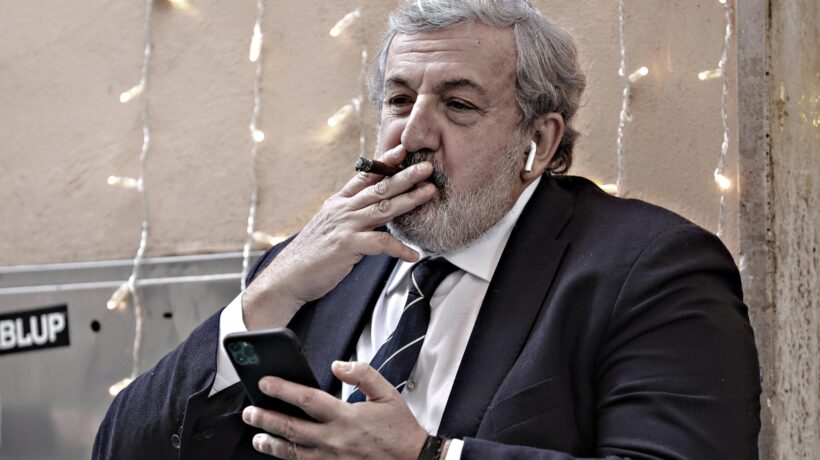 Emiliano ha assunto 126 centralinisti. Non sa dove metterli