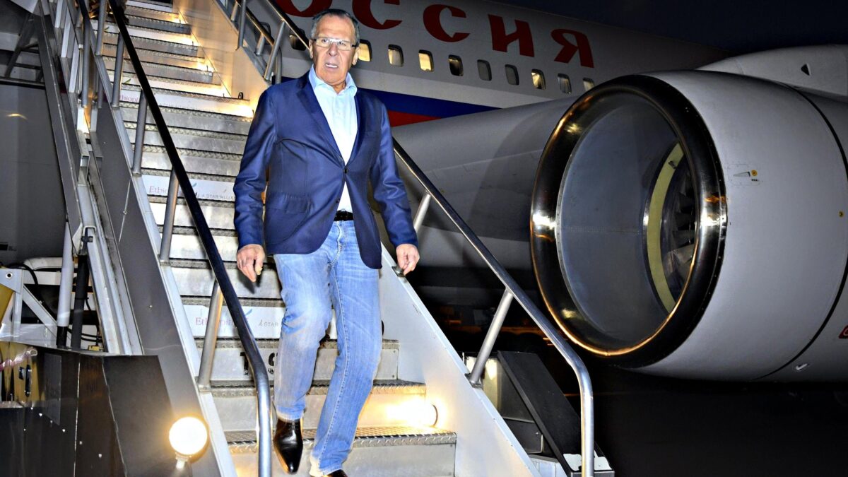 Lavrov «perde» l’aereo per Belgrado. Tre Paesi chiudono i cieli al ministro