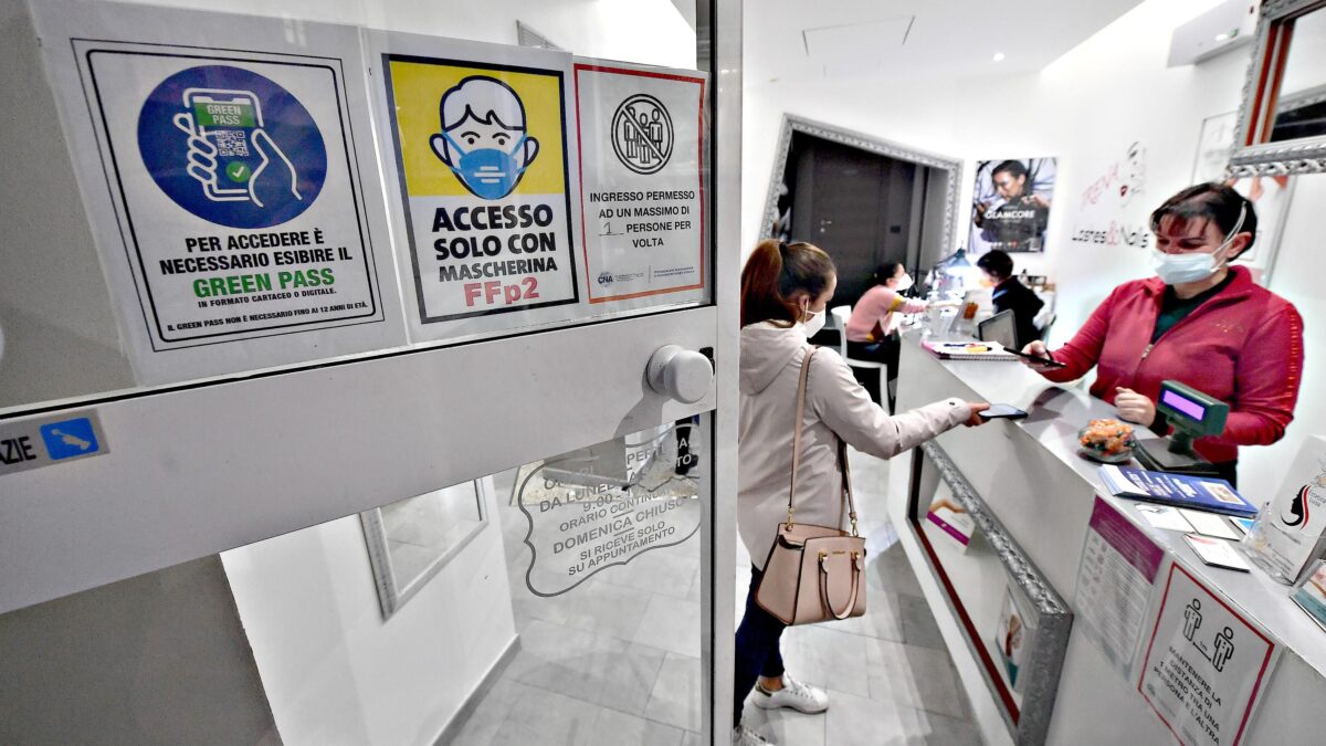 I cittadini europei bocciano il pass. Ma Bruxelles lo proroga fino al 2023