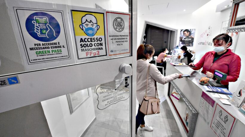 I cittadini europei bocciano il pass. Ma Bruxelles lo proroga fino al 2023