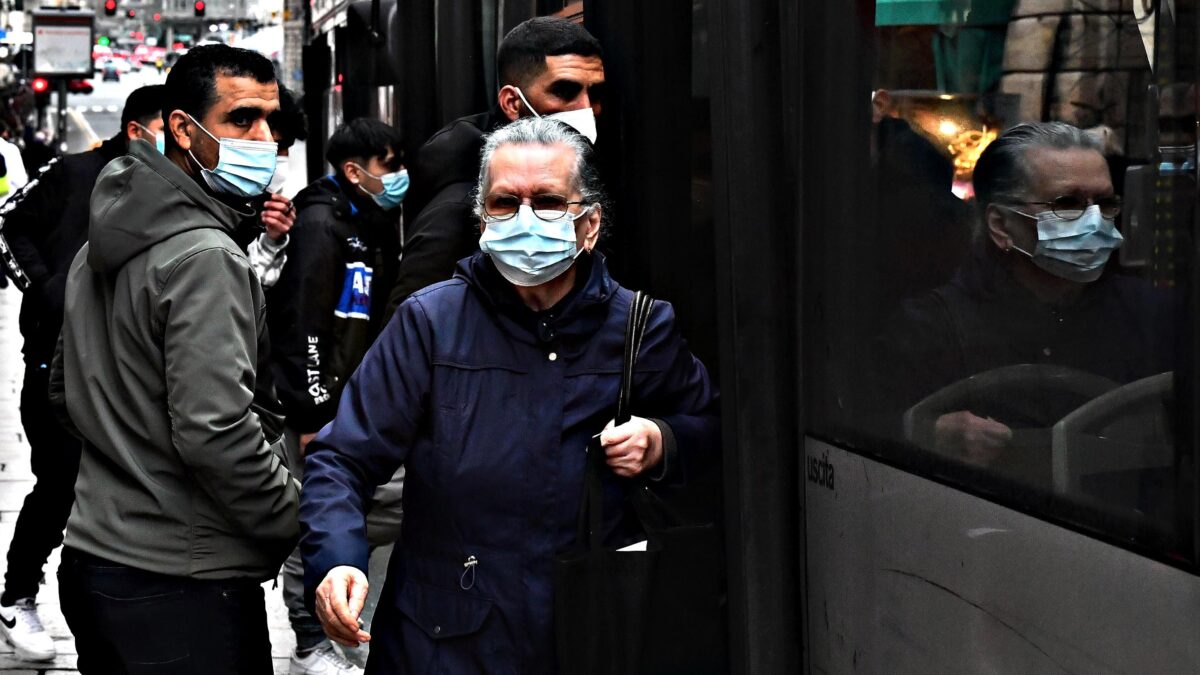 «Mascherine inutili»: esperti in retromarcia