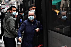 «Mascherine inutili»: esperti in retromarcia