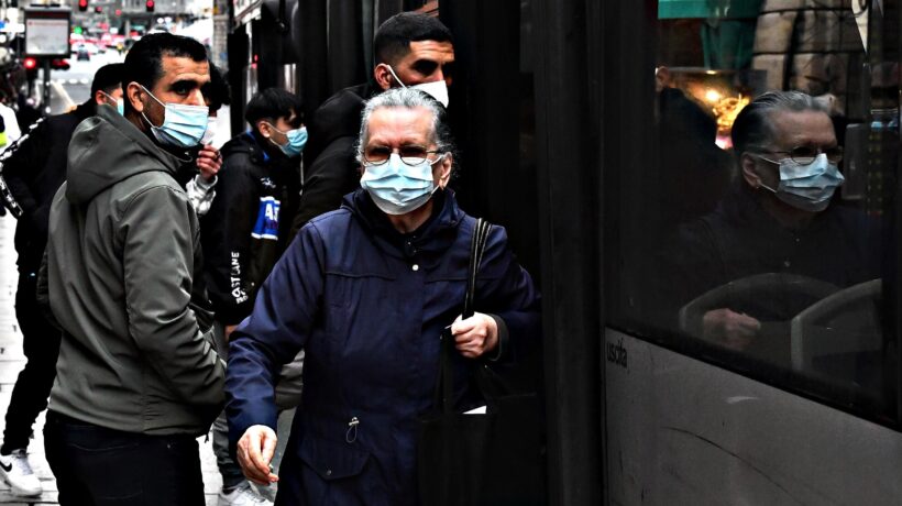 «Mascherine inutili»: esperti in retromarcia