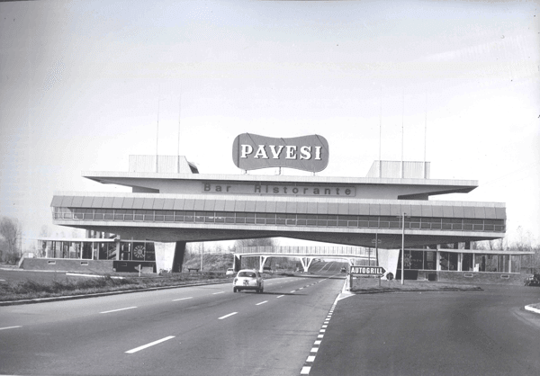 Il rinnovato Autogrill di Novara nel 1962 (archivio Autogrill)