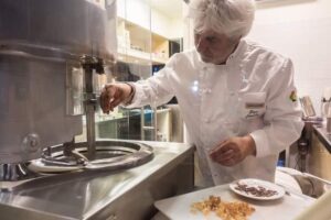 «Dobbiamo insegnare ai nostri ragazzi l’orgoglio di lavorare come artigiani»