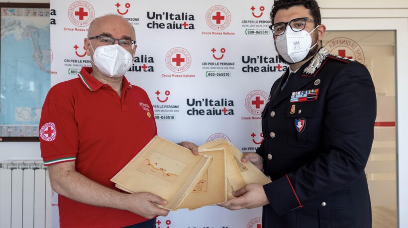 La riconsegna dei libretti da parte dei Carabinieri del Nucleo di Roma del Comando Tutela Patrimonio Culturale (foto Croce Rossa Italiana)