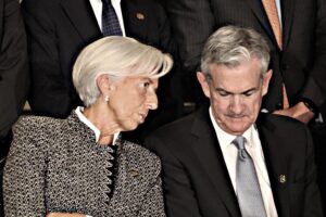 Euro sotto il dollaro. La Ue schiacciata tra Cina e Stati Uniti