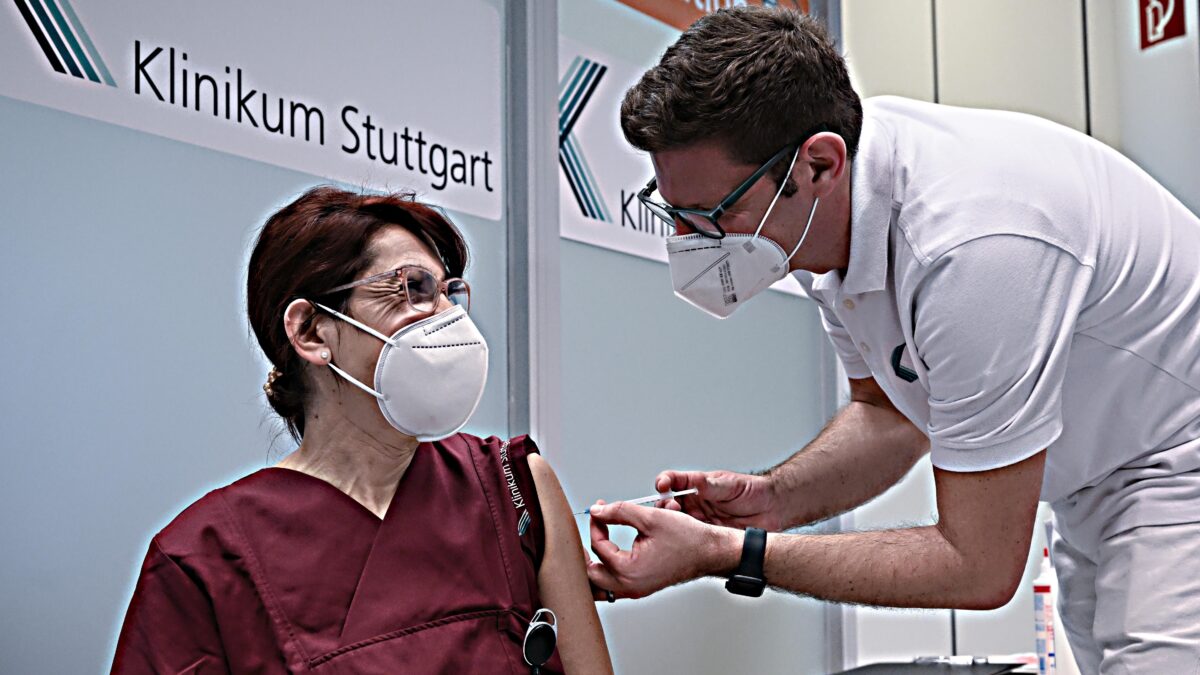Effetti avversi in Germania, boom di richieste di rimborso. E il ministro fa retromarcia