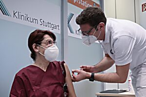 Effetti avversi in Germania, boom di richieste di rimborso. E il ministro fa retromarcia